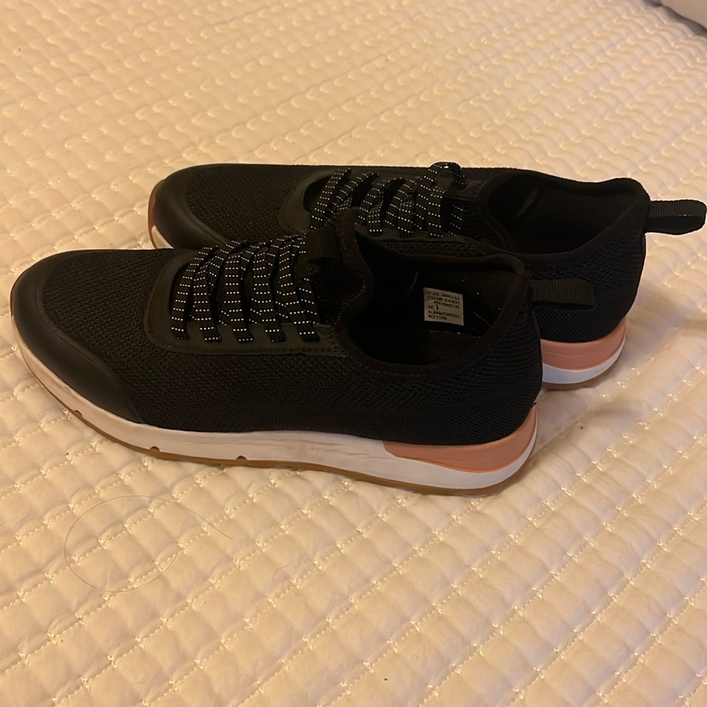 Alpine Design size 8 women’s sneakers